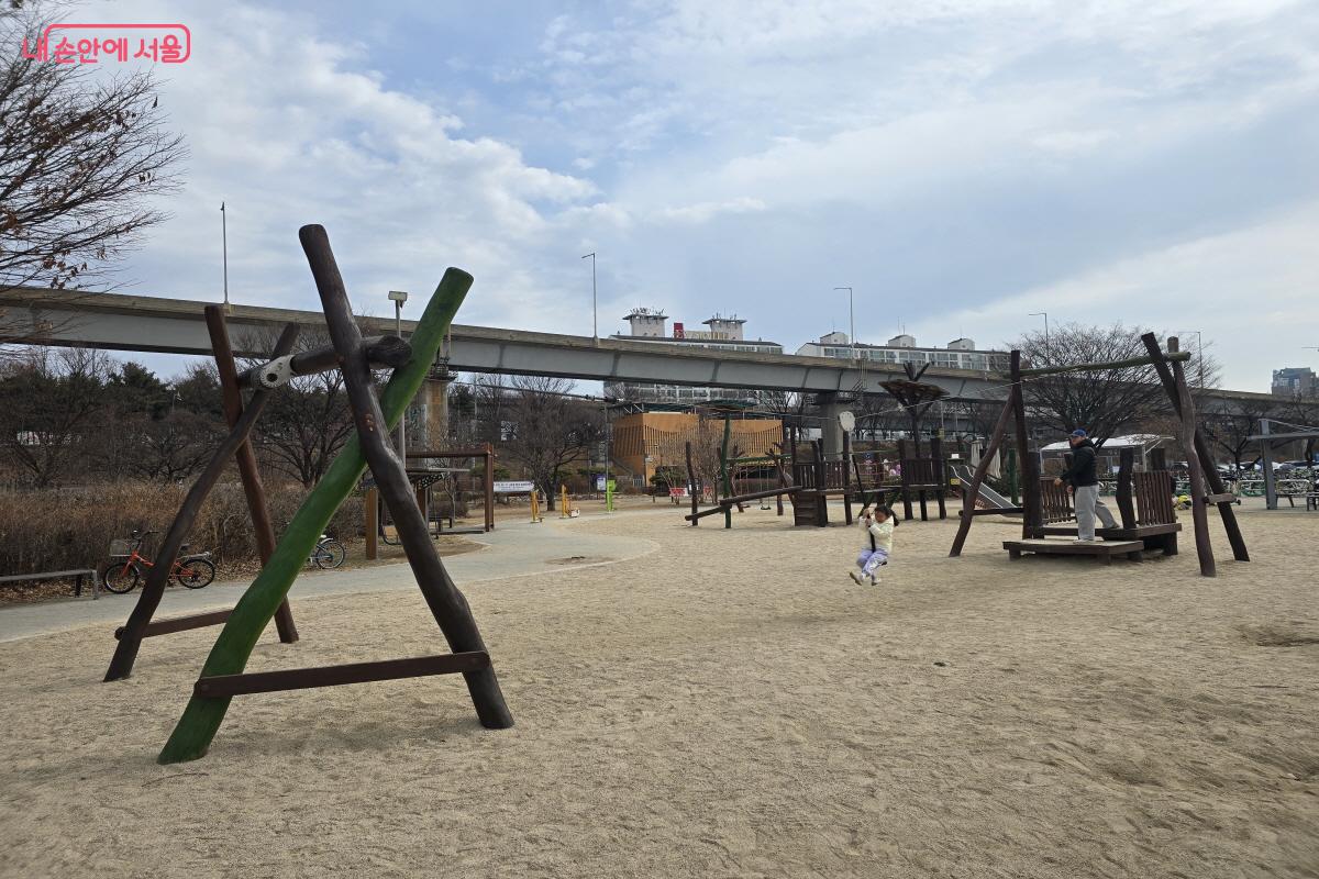 흙놀이터에서 집라인을 타는 어린이.