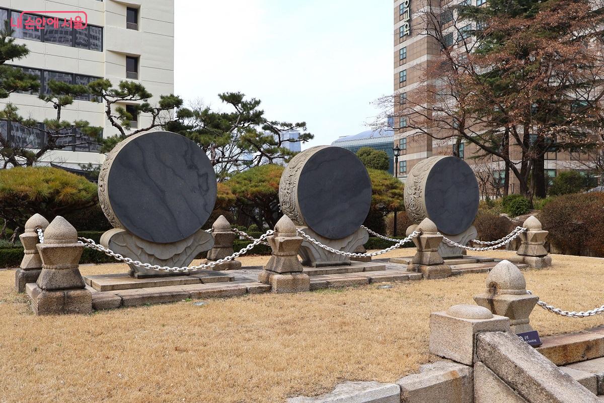 고종 즉위 40주년을 기념해 세워진 석고(石鼓, 돌북) &copy;김대진 