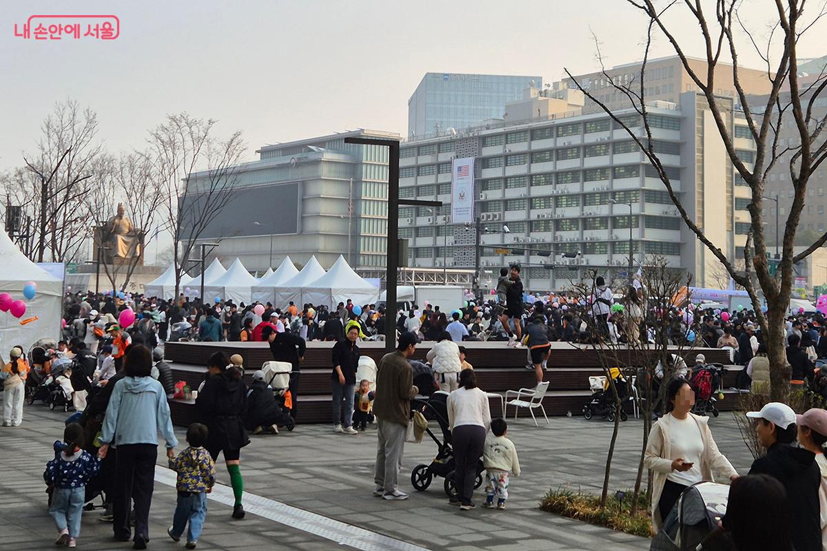 행사가 열리는 광화문광장에 도착하니 이미 수많은 유아차와 가족들이 모여 있었다. ©정향선