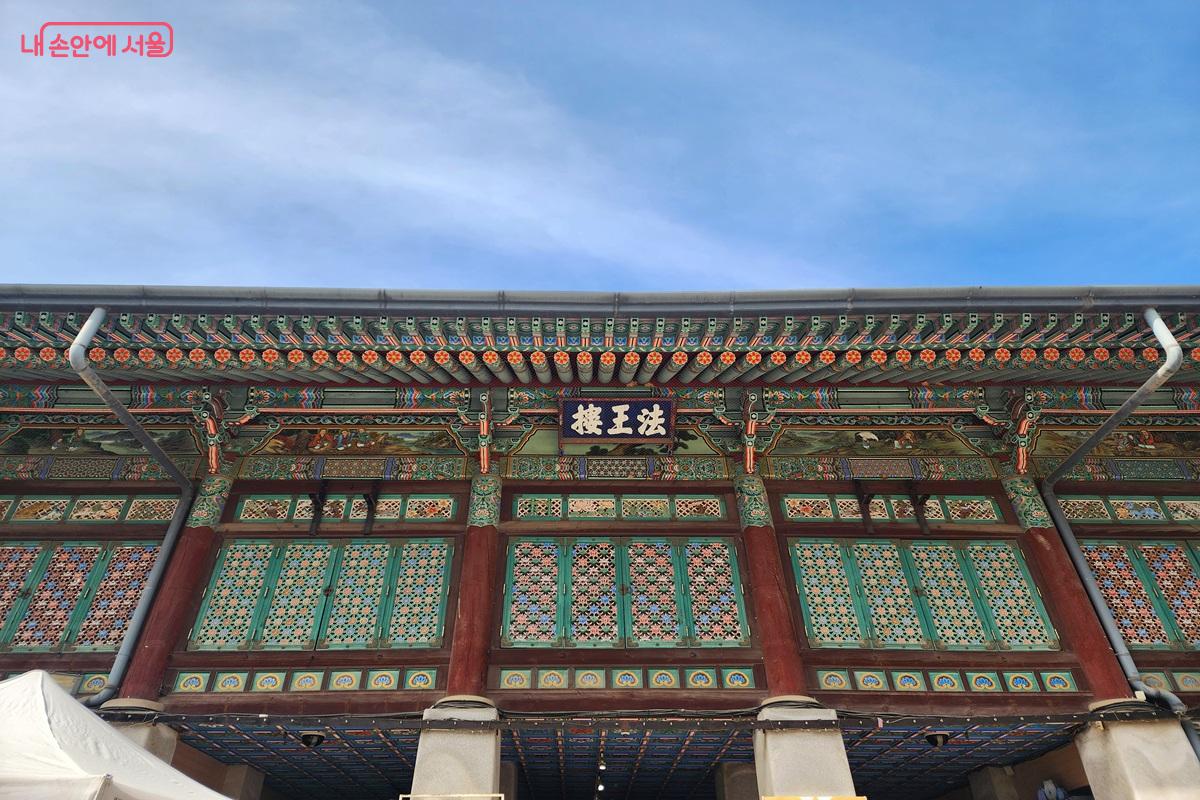 작은 암자로 시작해 은혜를 받든다는 뜻의 ‘봉은’으로 이름이 바뀐 봉은사 ©김윤화