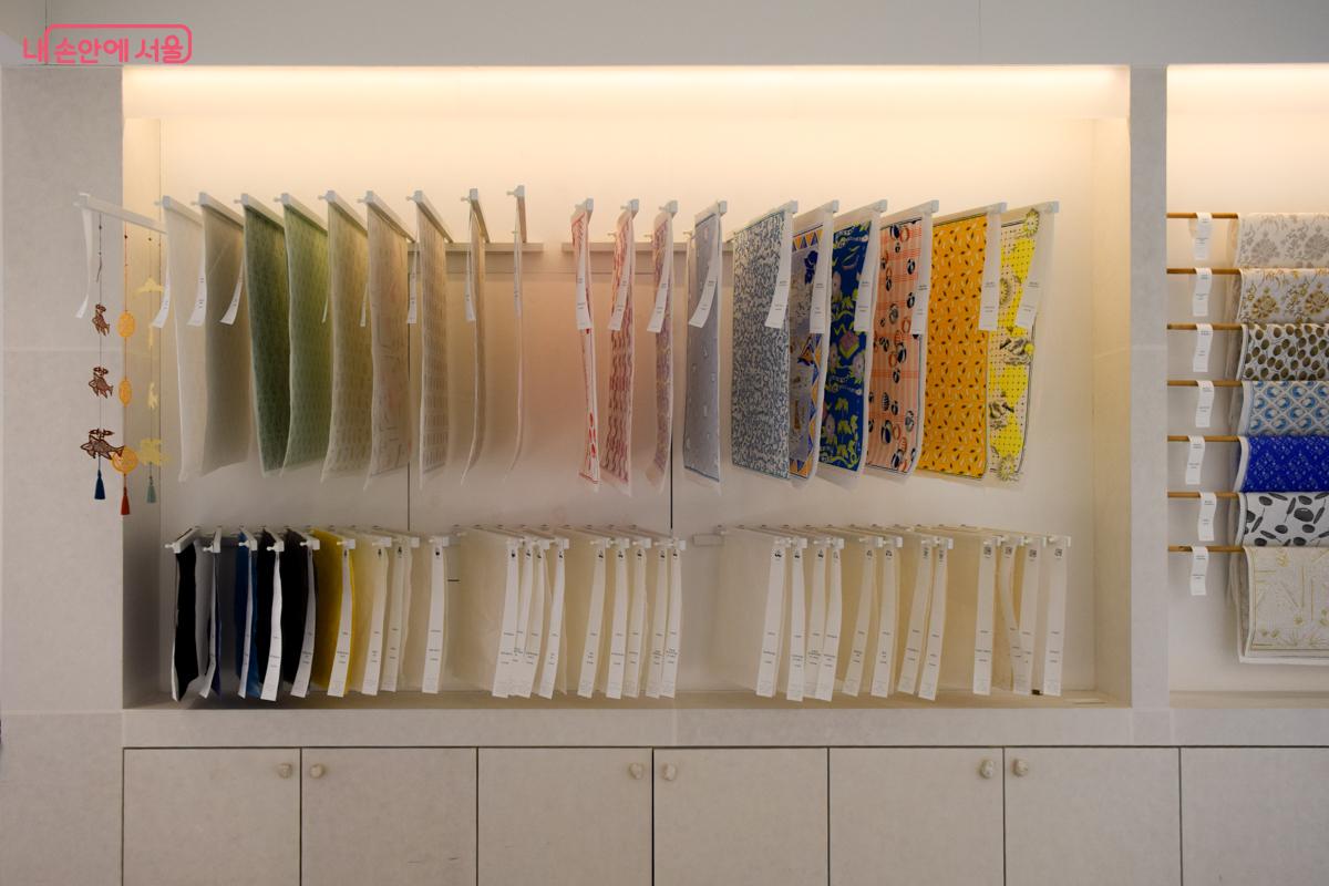 한지벽장에 걸려진 다양한 문양이 프린트된 한지들 ⓒ이명은