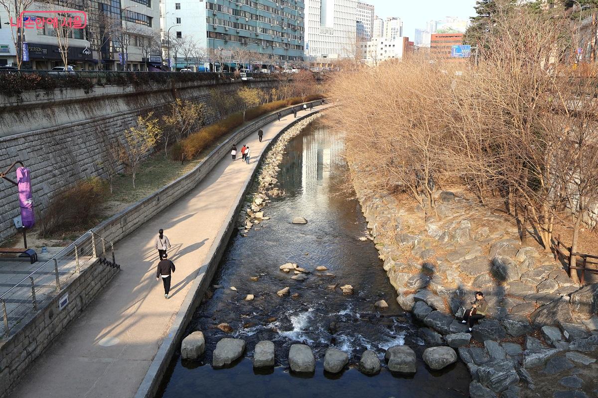 영도교에서 바라본 청계천이 오늘 따라 고요히 흐른다. &copy;김대진