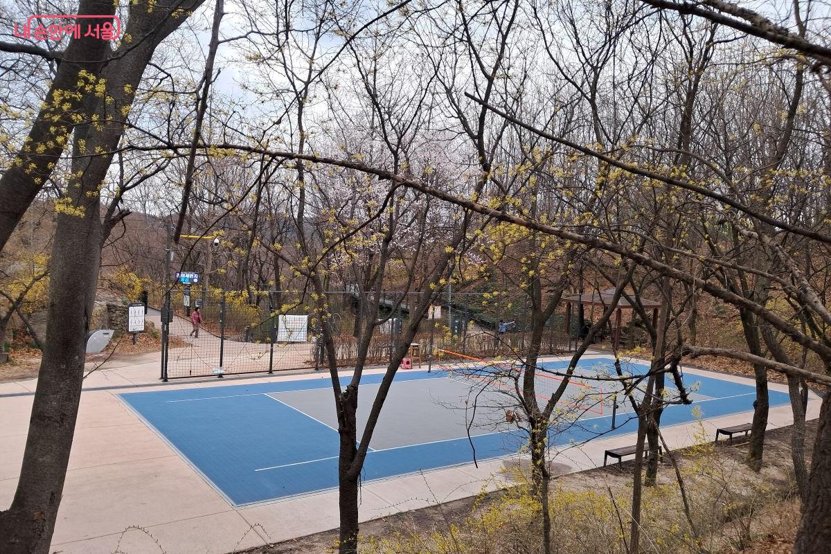 스포츠로 하나 되는 동네 사랑방으로 최근 정비를 마친 북한산 자락길 족구장 ©장형진