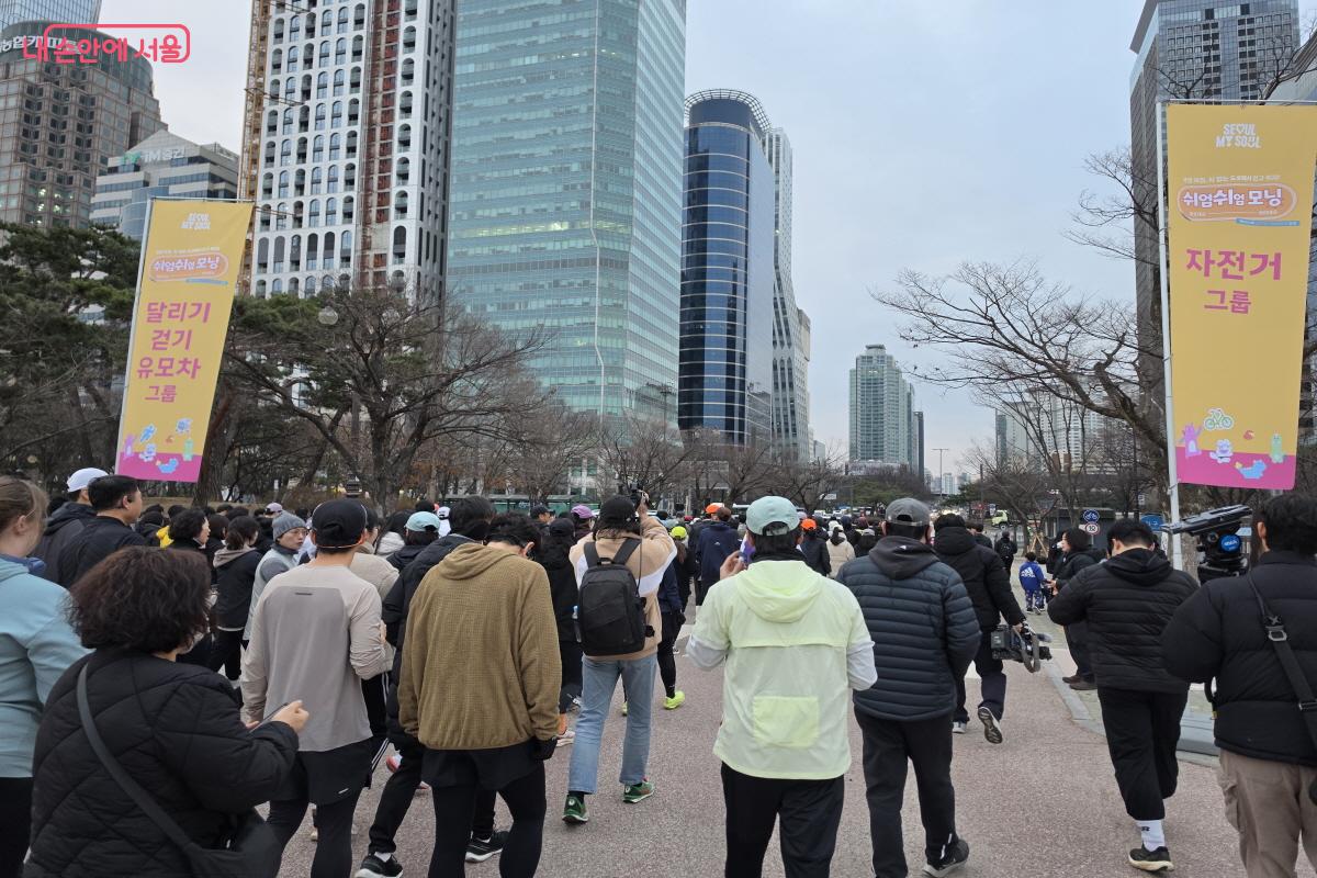 안내를 받아 집결지로 이동하는 시민들.