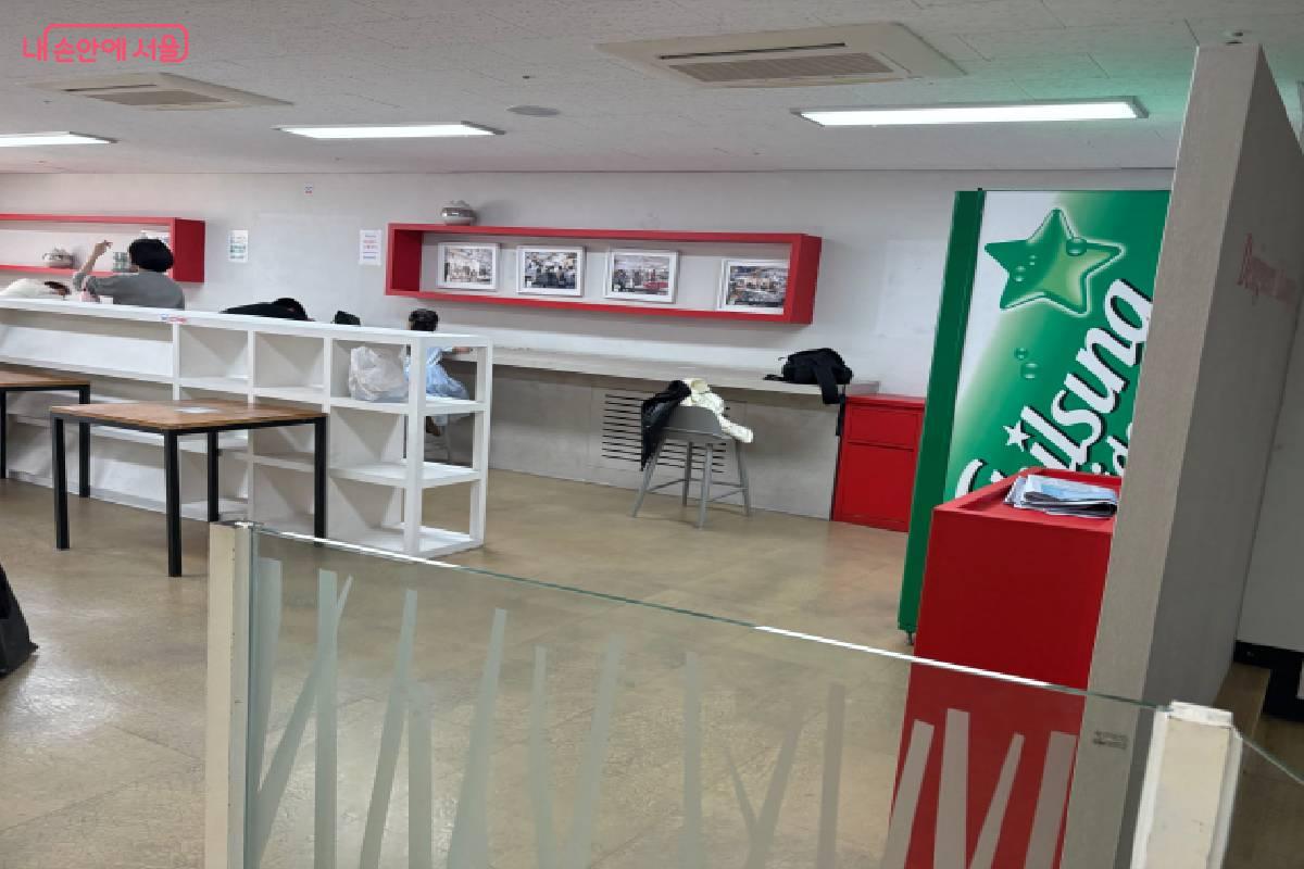 쇼핑하다가 잠시 들러 쉴 수 있는 디자이너스 라운지 ©이양인