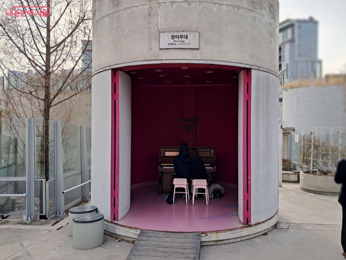 누구나 피아노 연주를 할 수 있는 '서울로 7017' 작은 무대 피아노 ©장형진