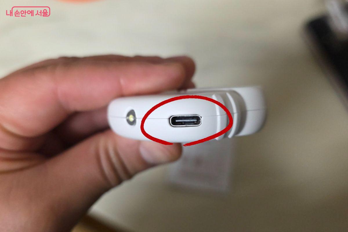 초등안심벨은 C타입 충전 방식이라 휴대폰 충전 케이블과도 공유 가능하다. &copy;김민지