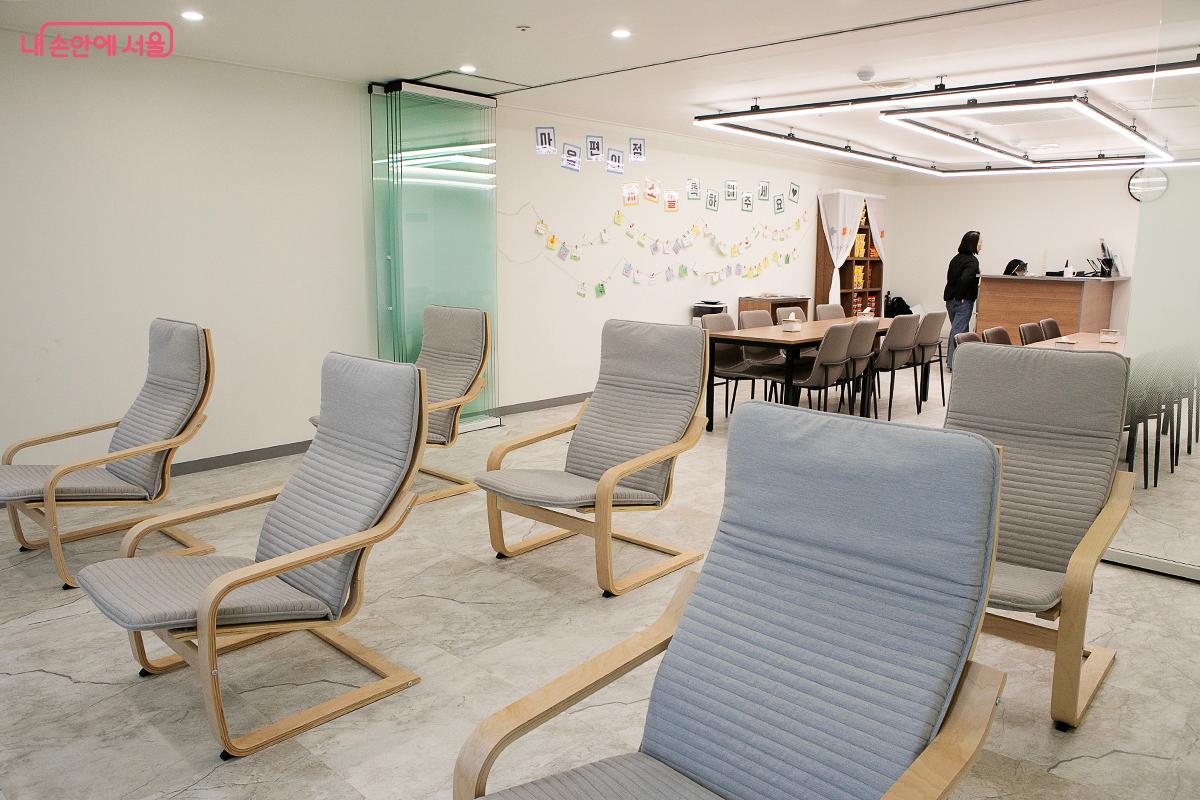 편히 쉴 수 있는 안락 의자도 여러 개 갖춰져 있다. &copy;이란