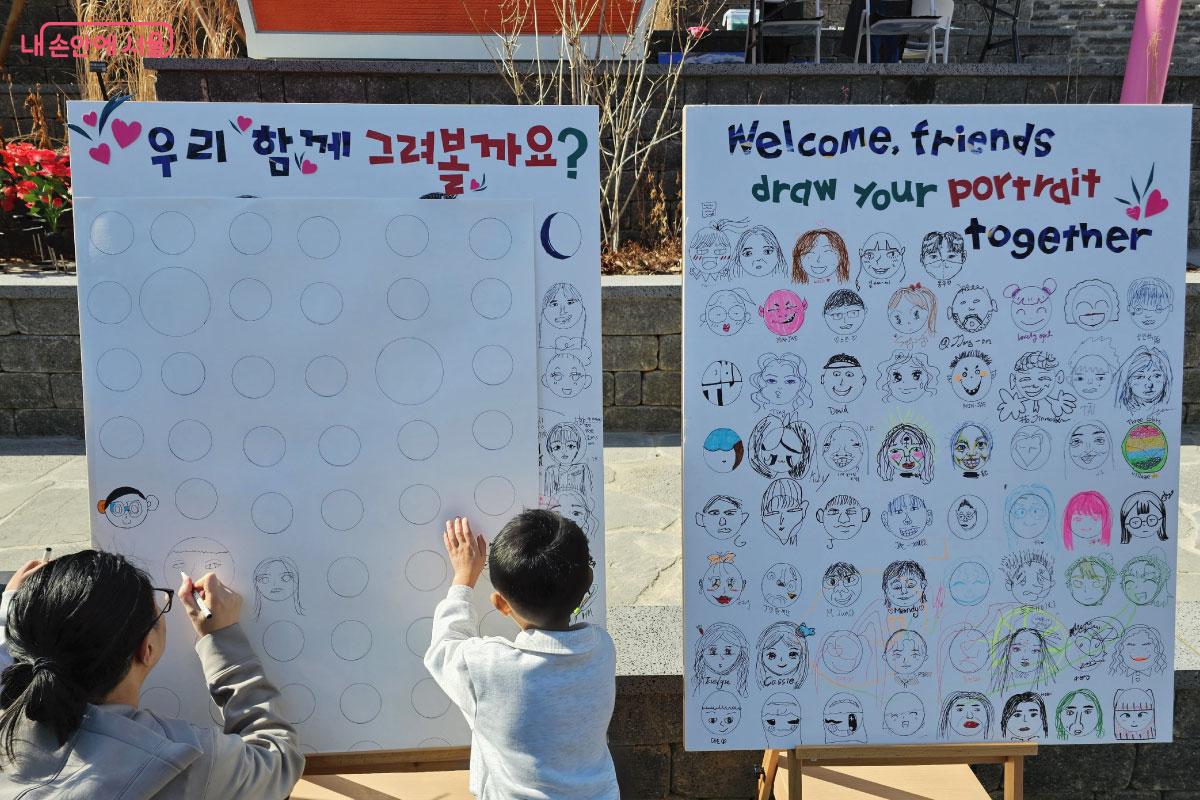 아이가 엄마와 함께 그림을 그리고 있다. ⓒ홍혜수