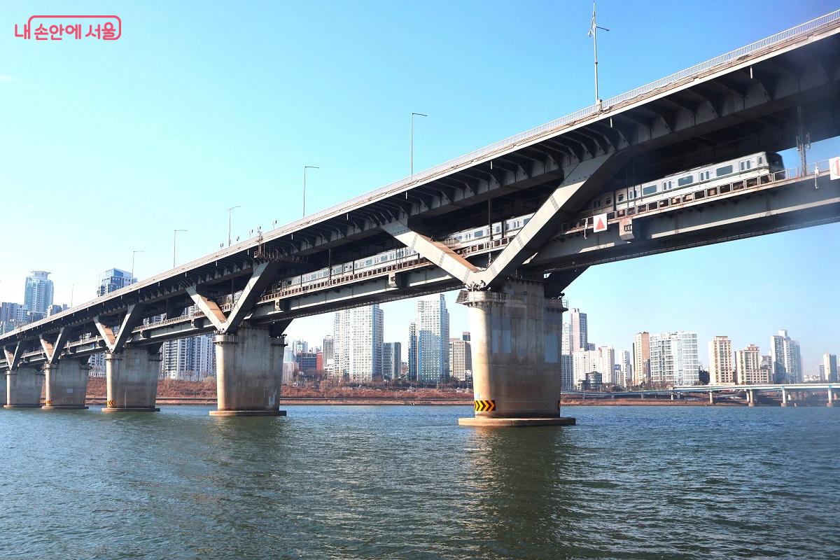 2층 구조의 청담대교 아래로 관통하는 열차가 모습이 이색적이다. ⓒ이봉덕