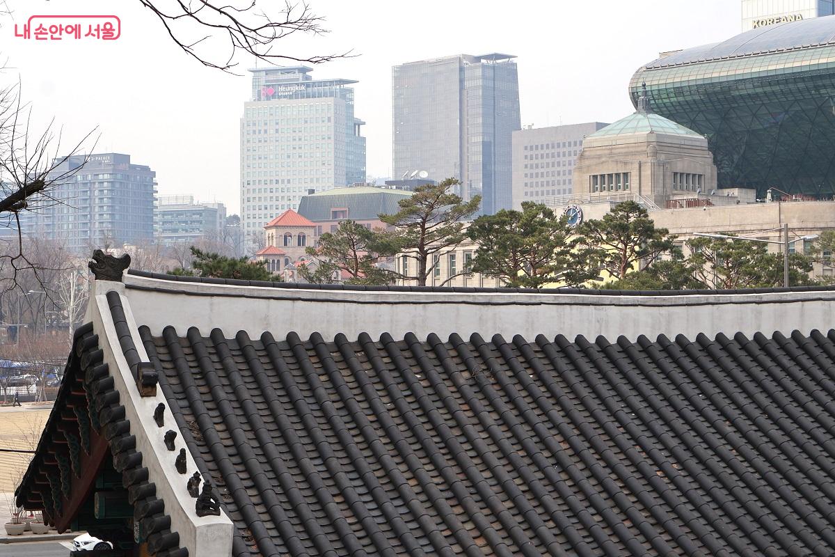 환구단에서 바라보는 풍경, 과거의 투쟁과 오늘날의 번영이 공존한다. &copy;김대진 