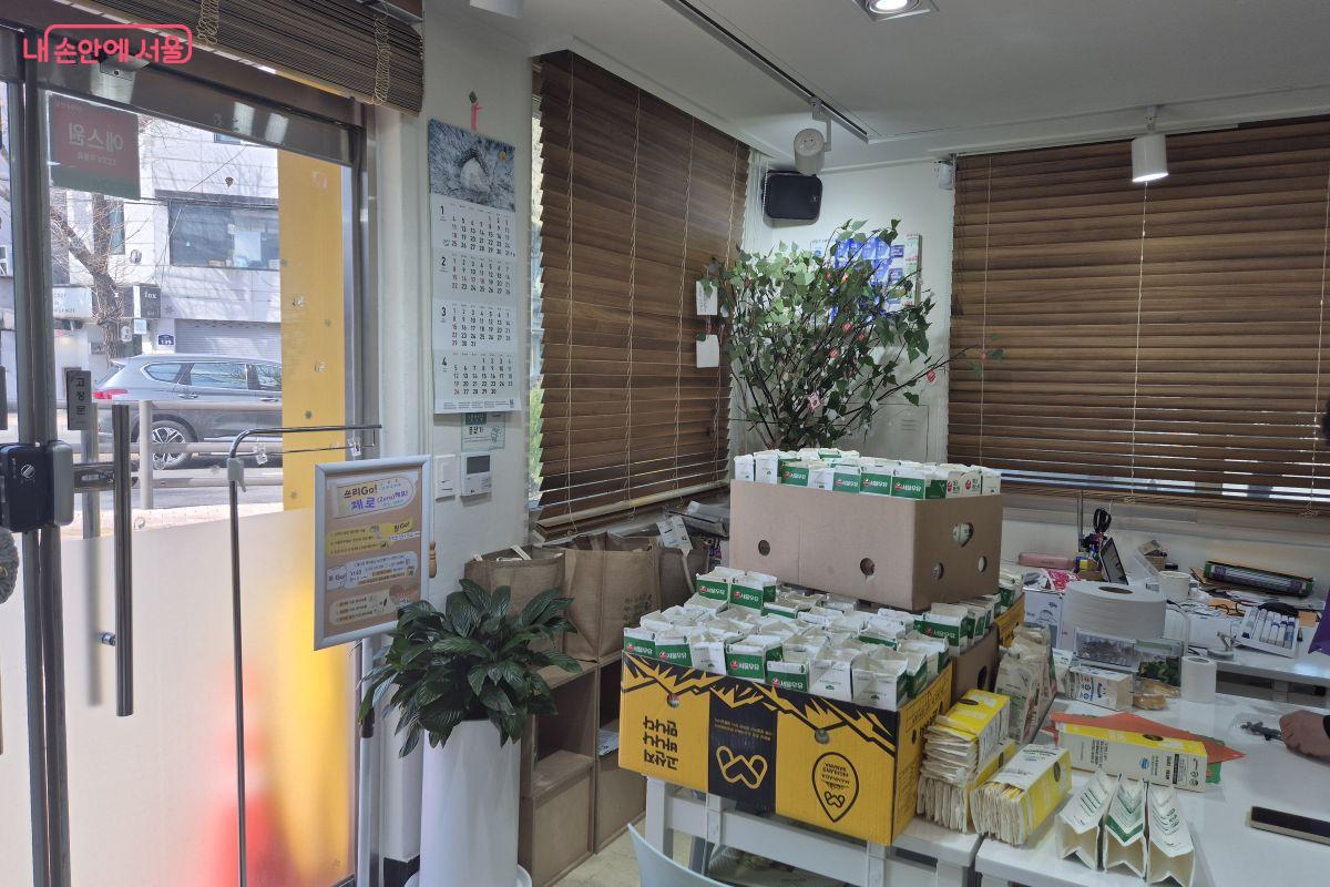 우유팩을 접어 정리하는 모습을 볼 수 있다. &copy;조현정