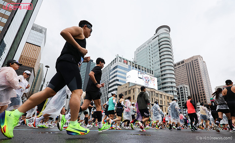 오는 15일 광화문광장~잠실종합운동장에서 &lsquo;2026 서울마라톤&rsquo;이 개최된다. 사진은 작년 행사. 