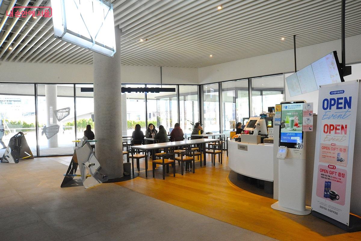 1층 로비의 카페 &copy;조수봉 