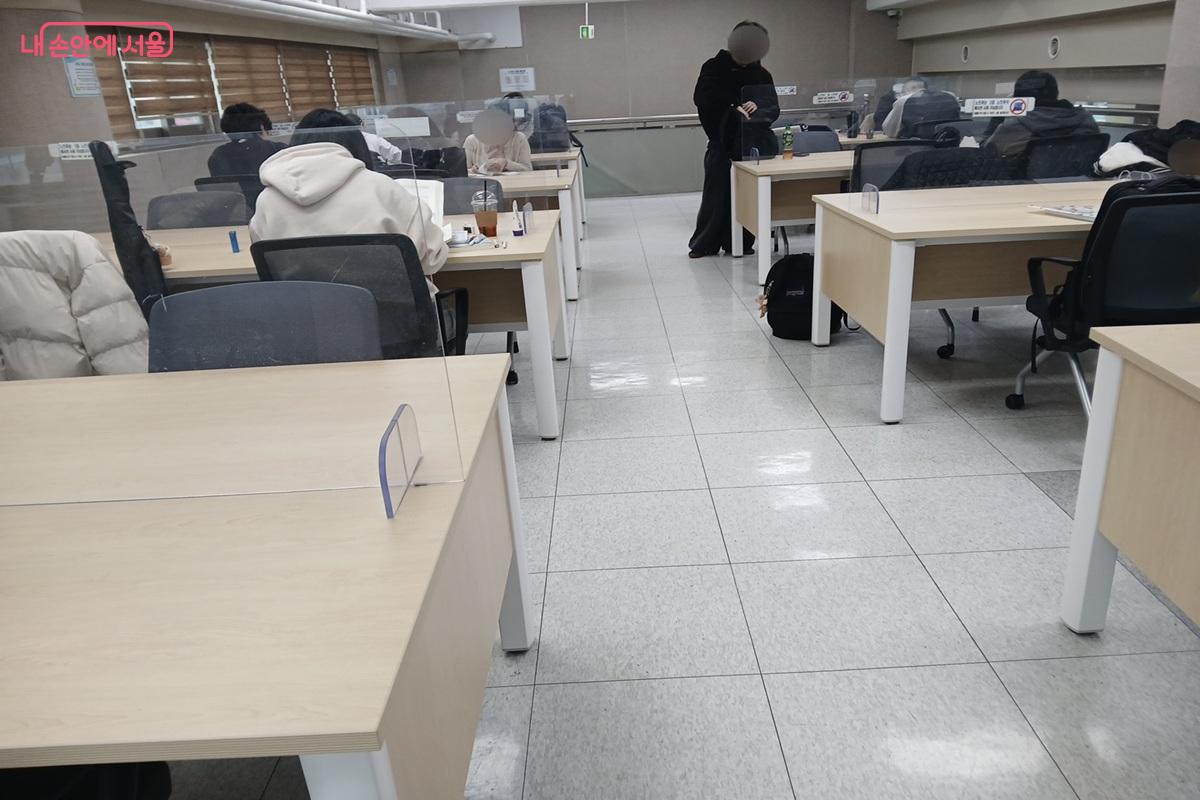 아늑한 느낌을 더하는 소규모 열람실 ©최은영