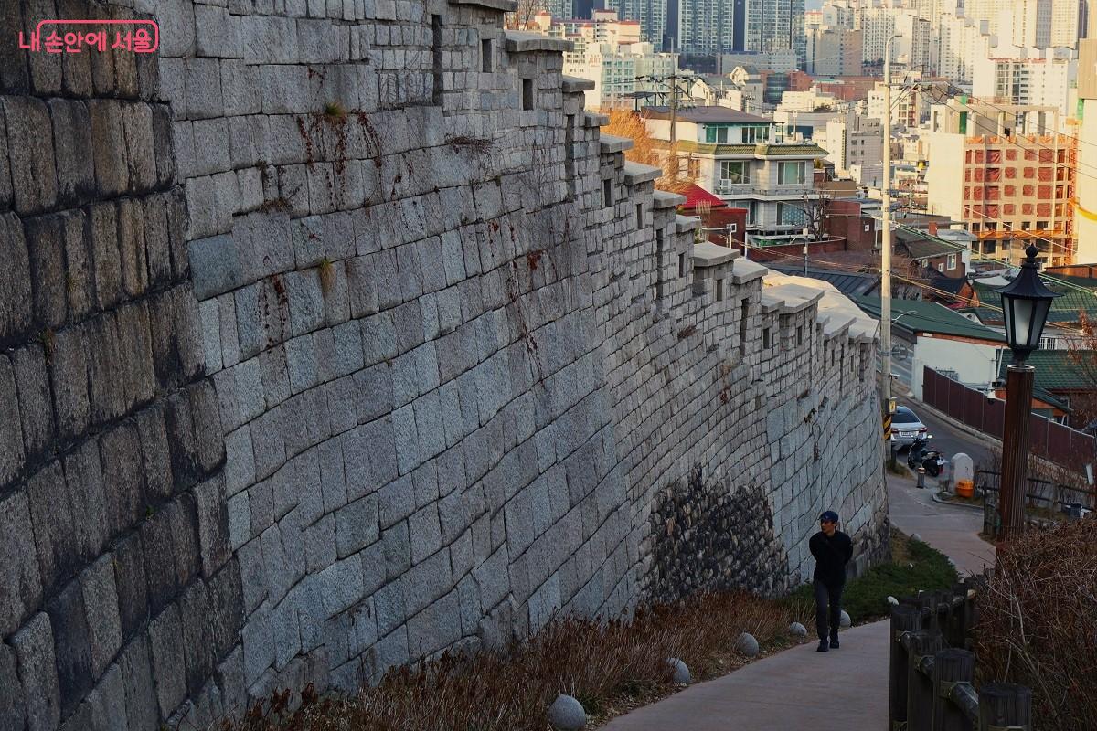 층층이 쌓인 성곽의 위용을 오롯이 느끼며 걷는 한양도성 외부순성길 &copy;이봉덕