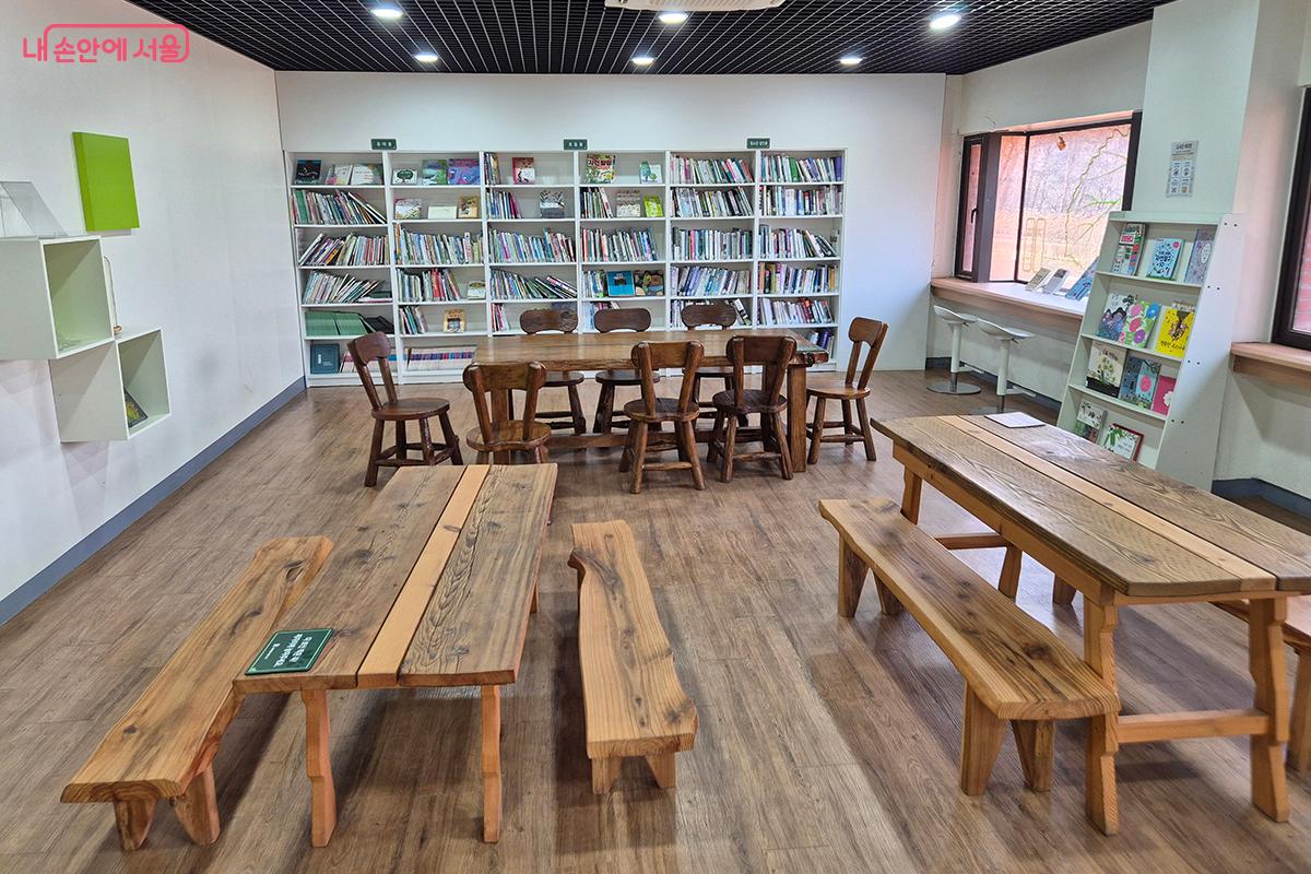 유아, 초등, 청소년&middot;성인용 식물 도서 800여 권이 전시되어 있는 &lsquo;식물 도서관&rsquo; &copy;정향선