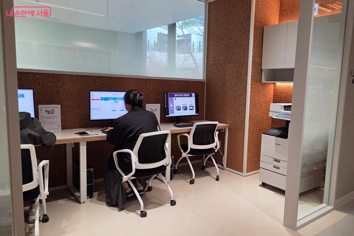 원문 DB 열람 서비스와 복합기를 사용할 수 있다. &copy;김미선