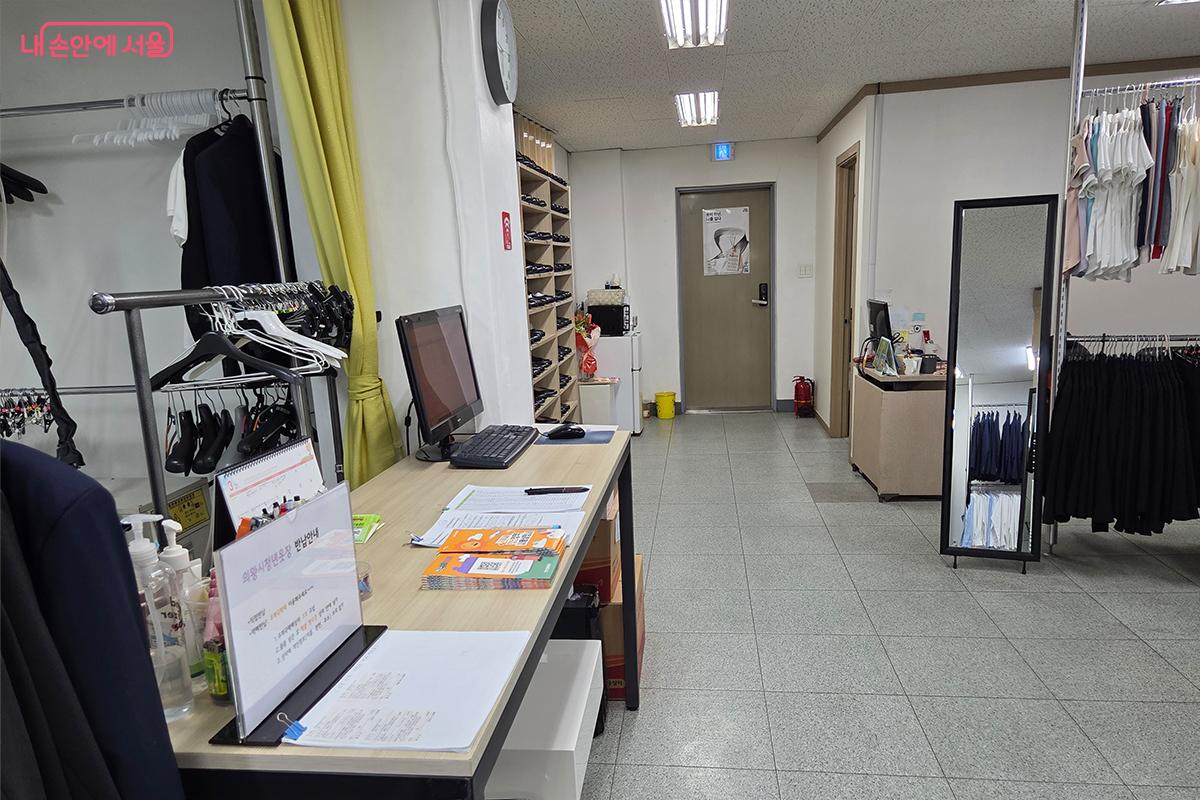 방문 후 본인의 예약 내역을 확인하고 서명을 한다. ©이다현