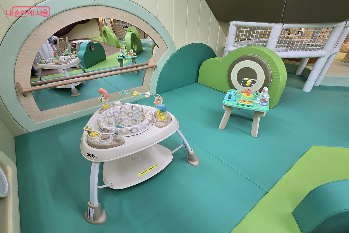 보행기도 있다. 아기와 보호자가 함께 &lsquo;머무를 수 있는 공간&rsquo;이 돋보인다. &copy;강사랑