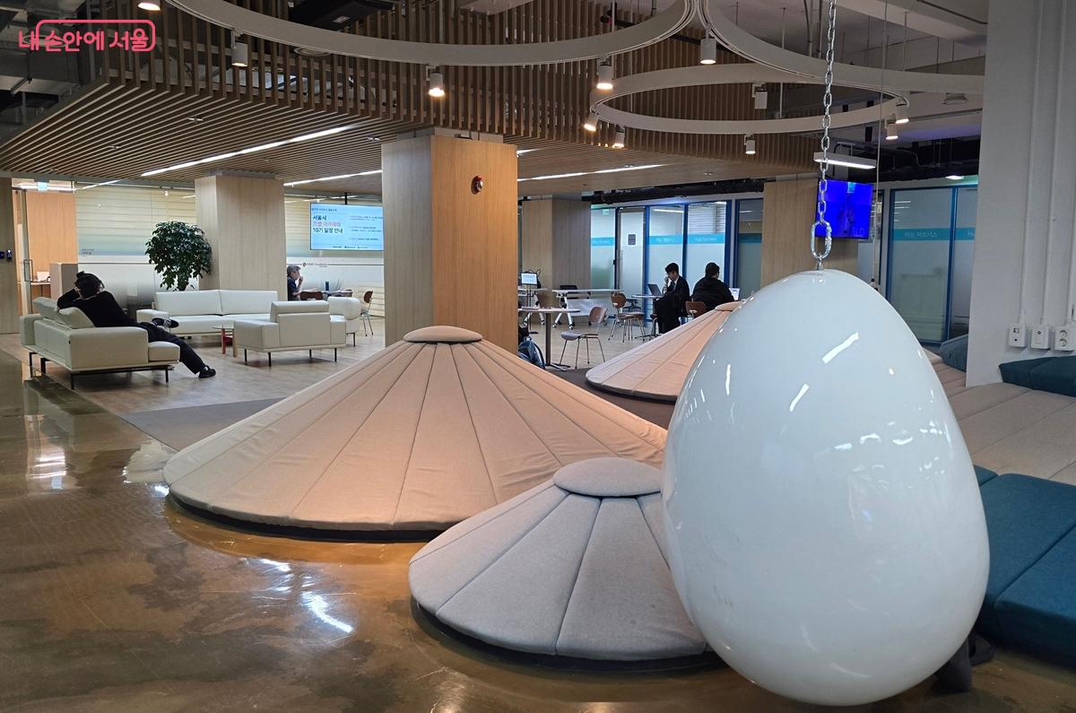  서울창업허브 공덕에선 예비 창업자를 위해 다양한 공간 및 프로그램을 지원하고 있다. &copy;조성희