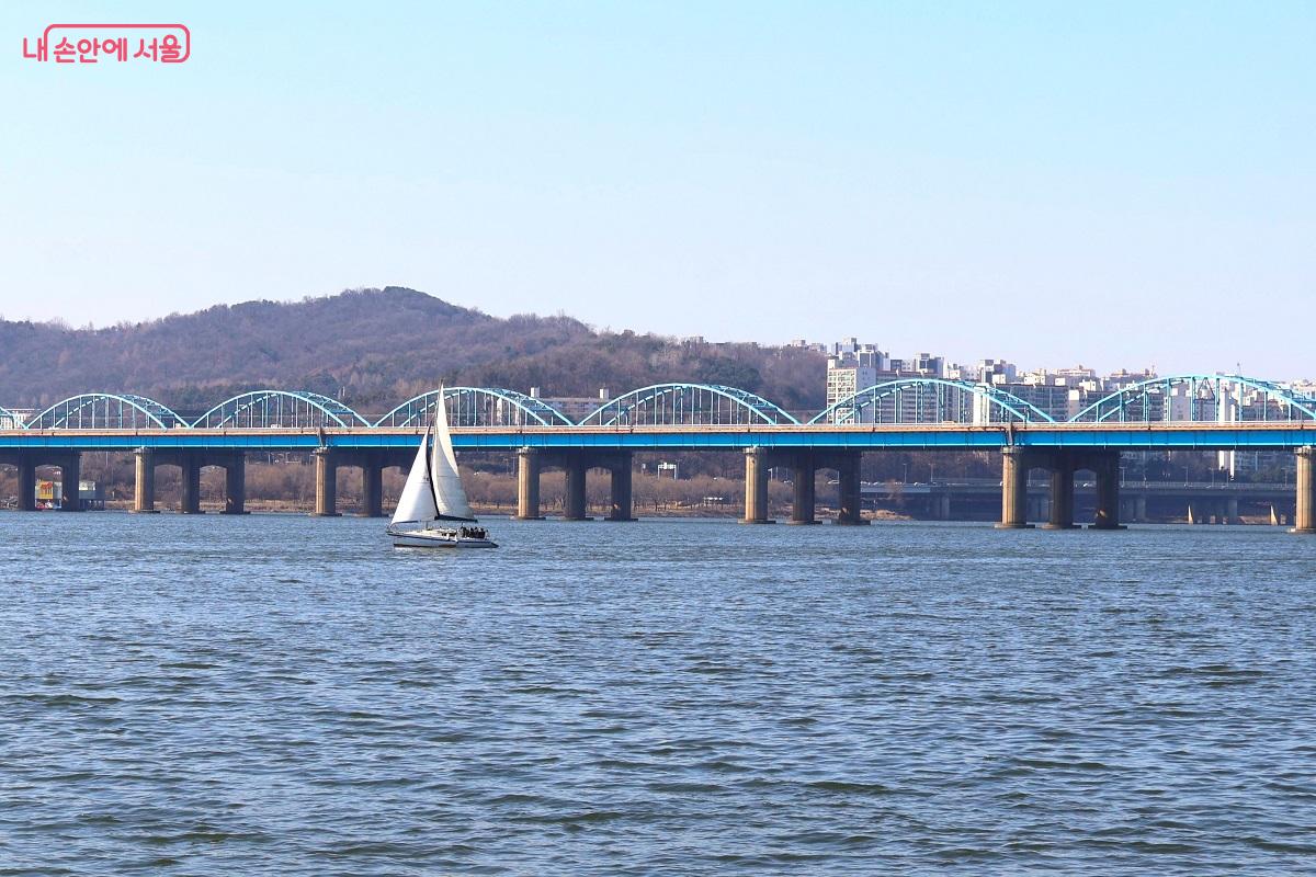 파란색 아치 구조가 특징인 동작대교와 하얀 돛을 단 요트가 한강의 낭만을 더한다. ⓒ이봉덕