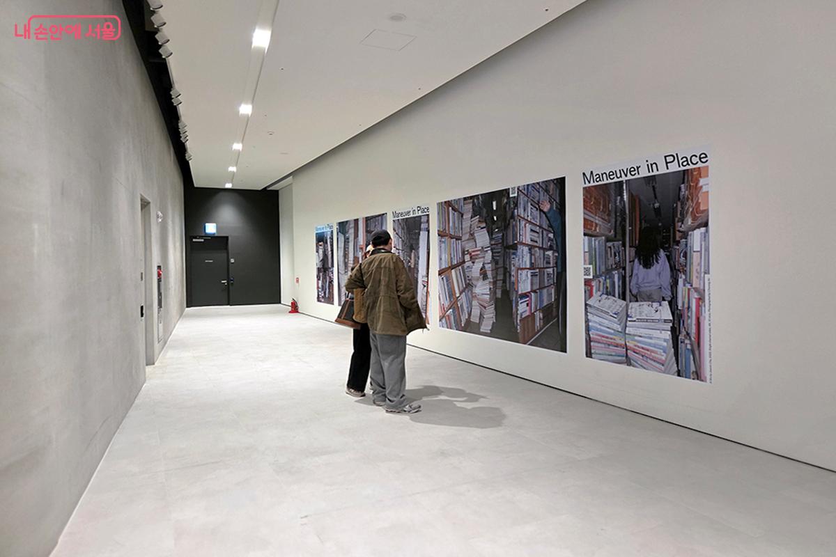 관람객의 발길이 닿는 로비 복도 끝 벽면에 자연스럽게 녹아든 예술 작품 ⓒ이다현