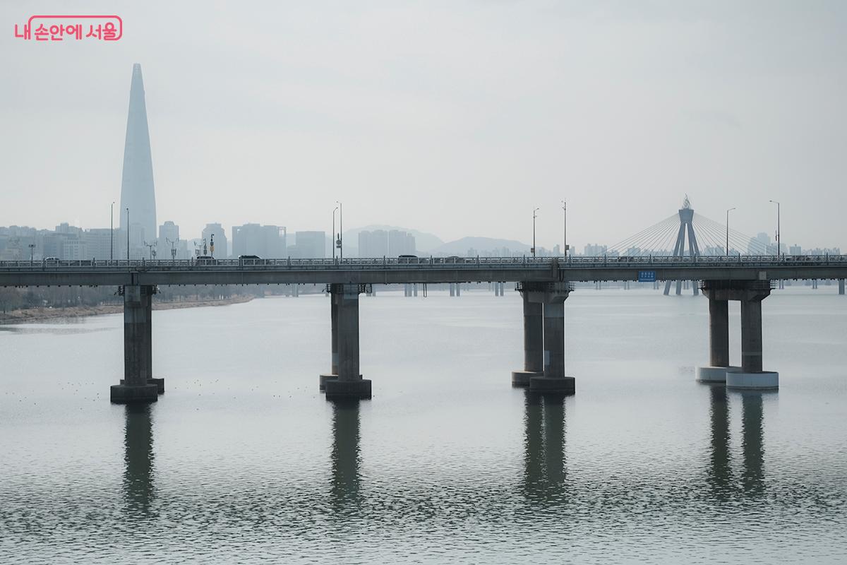 천호대교와 롯데월드타워가 한눈에 들어오며, 노을과 야경이 아름답기로 유명한 곳이다. &copy;김아름