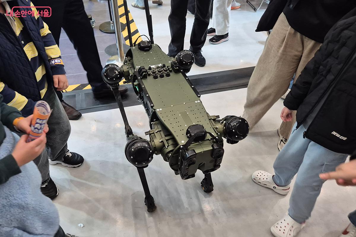 4족 보행 로봇 '비전 60(Vision 60)'이 어린이들의 인기를 독차지했다.