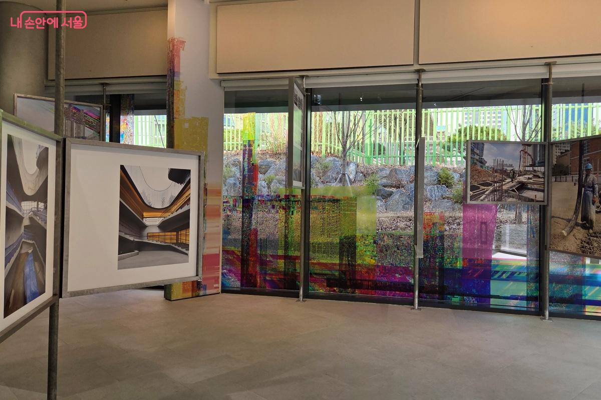 미술관의 형성 과정을 렌즈에 담은 기록을 작품처럼 마주한다. &copy;김미선