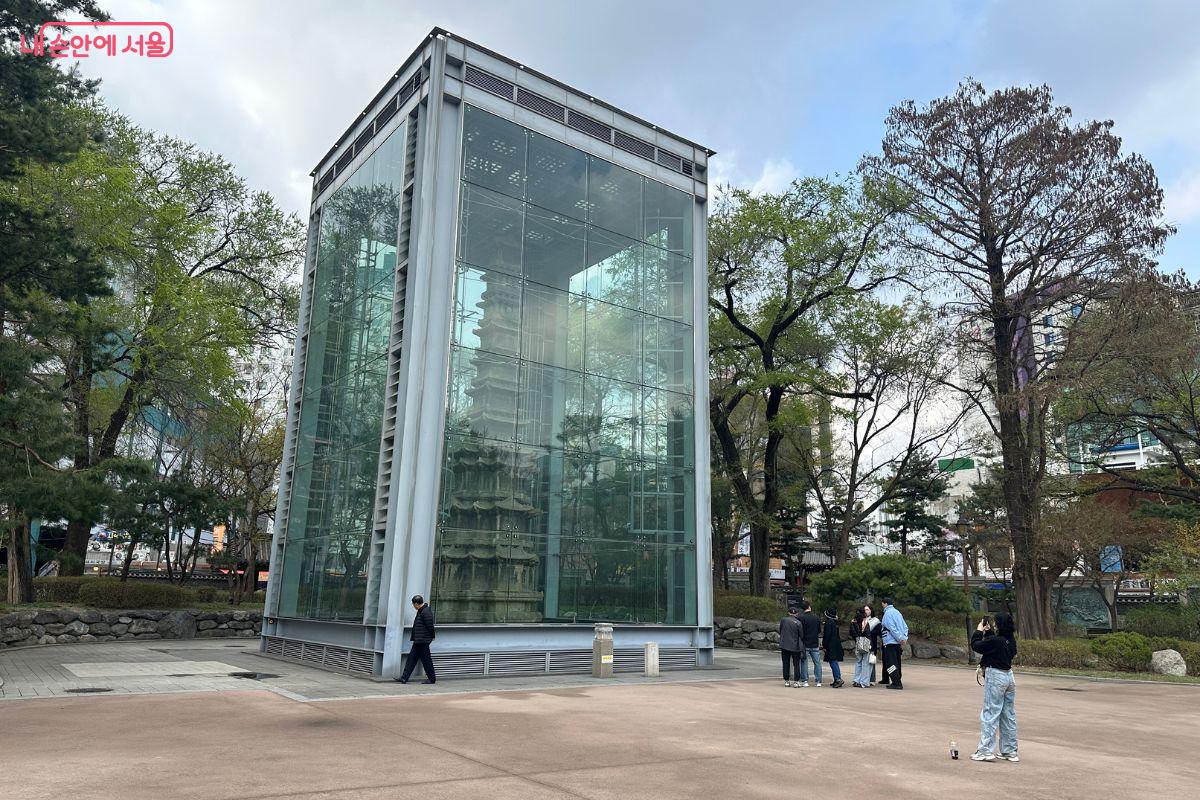 외국인 관광객도 탑골공원에서 여유롭게 관광을 즐기고 있다. &copy;김재형