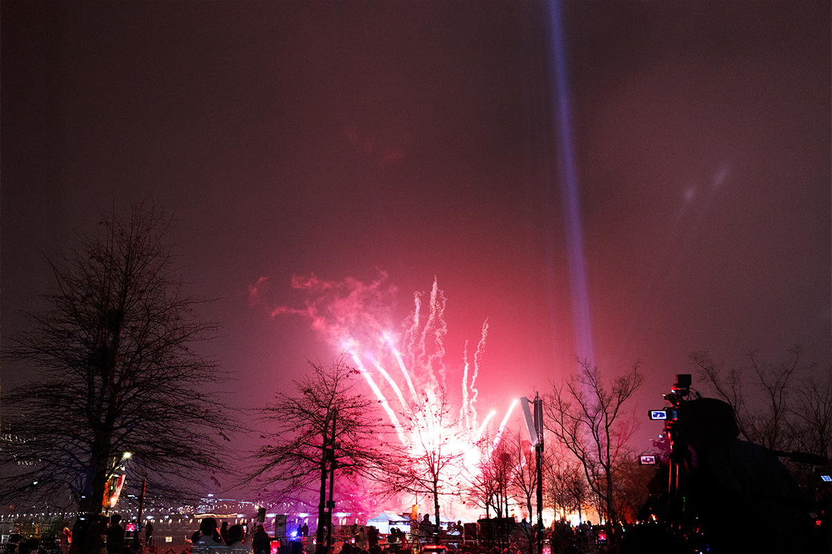 드론쇼 시작 전 불꽃 연출이 더해지며 현장의 분위기를 한층 끌어올렸다. ©장신자