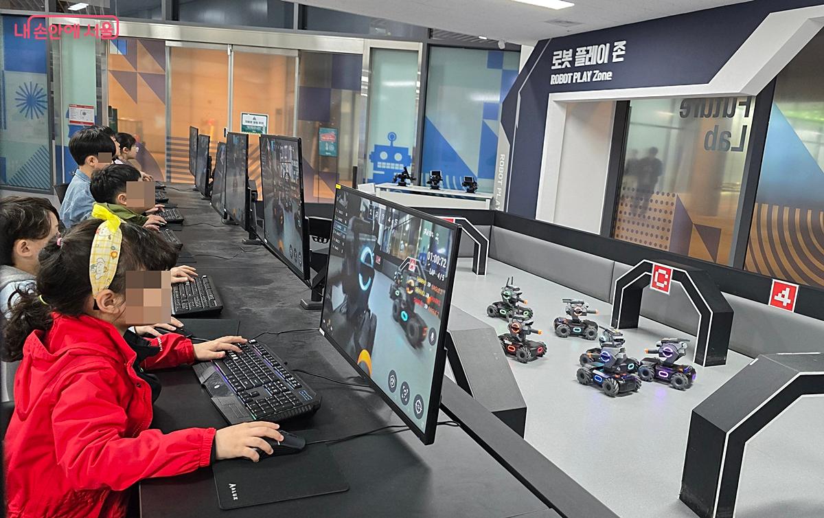 아이들이 몰입하여 '베틀봇 워리어스'를 체험 중이다. &copy;조성희