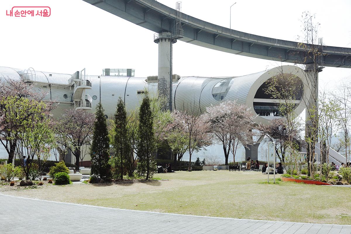 오는 5월 5일 어린이날, 뚝섬한강공원 한강 이야기전시관(뚝섬 자벌레)에서 ‘한강플플 어드벤처’가 열린다. 이곳에서 아이들과 함께 특별한 하루를 만들어보는 것도 좋을 것 같다. ©김아름