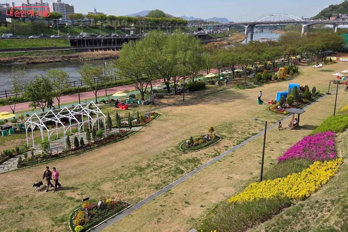 살곶이정에서 중랑천과 어우러진 피크닉정원의 여유로움을 누려 보자. &copy;김미선