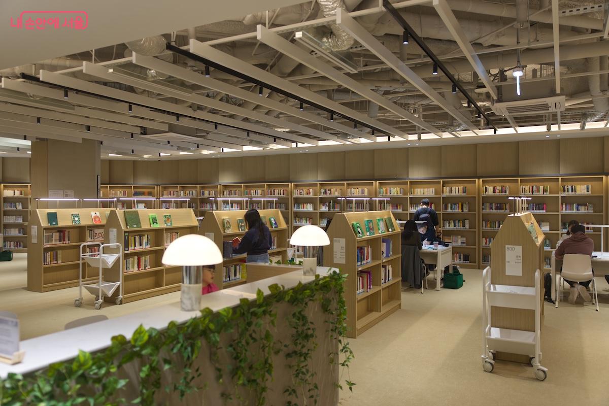 4월 초 여의도 벚꽃놀이와 함께 가장 핫한 이슈로 입소문이 난 도서관