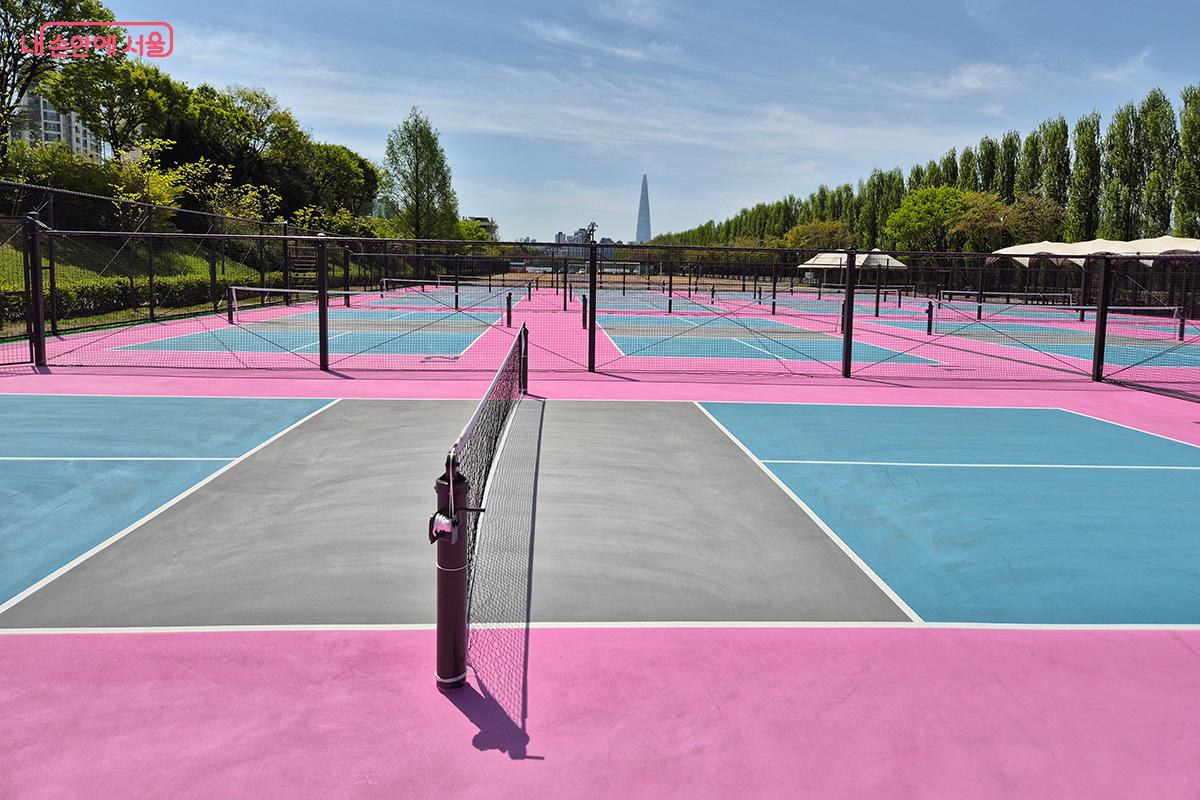 구장에 들어서자 시원하게 뻗은 총 14면의 피클볼 코트가 눈앞에 펼쳐진다. &copy;백승훈