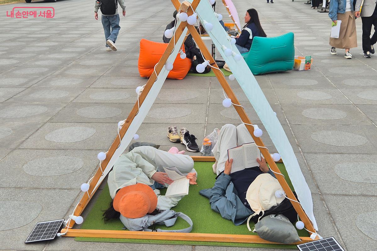 2명이 들어가 나란히 누워 독서를 즐길 수 있는 북텐트