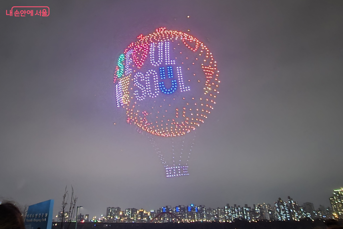 드론의 빛으로 한강 밤하늘을 수놓은 야경, 서울한강 추억은 특별하다&copy;장미화