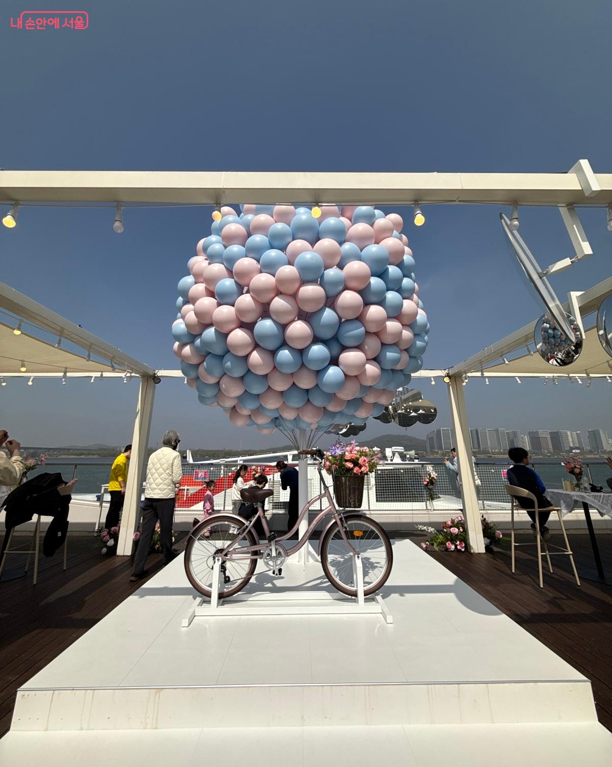 선셋파티가 열리는 한강버스 마곡 선착장에 조성된 노을 자전거 포토존 ⓒ박소예