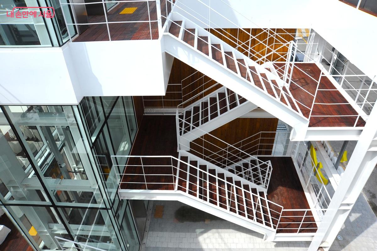 이동 약자를 위해 외부 엘리베이터를 설치했다. &copy;조수봉
