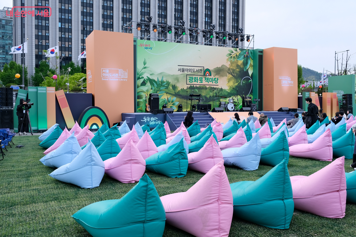 서울야외도서관 프로그램을 위해 육조마당에 조성된 아늑한 공간 ⓒ 김미선