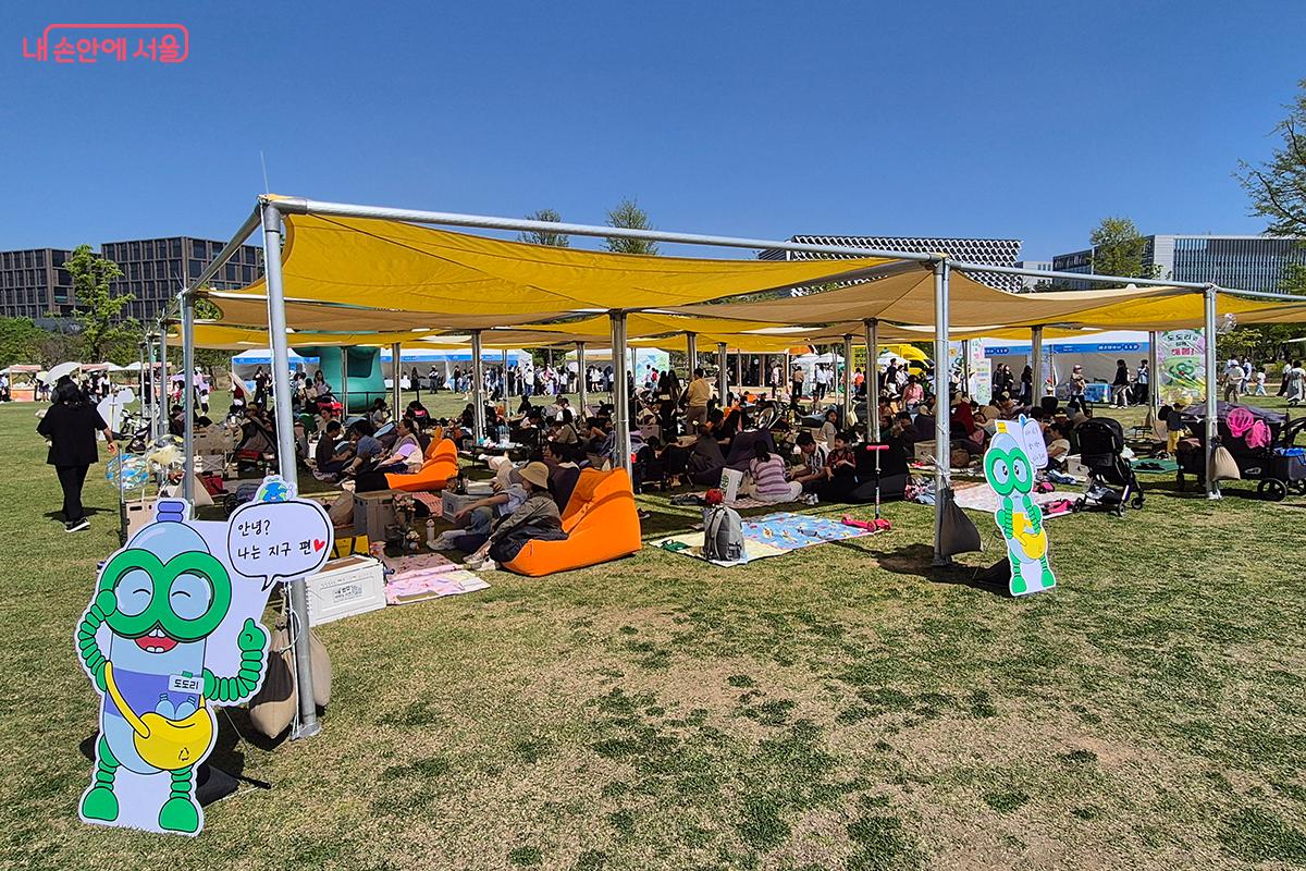 이번 축제는 &lsquo;피어나는 모든 것을 위하여&rsquo;라는 주제로 개최되었다. &copy;이혜숙