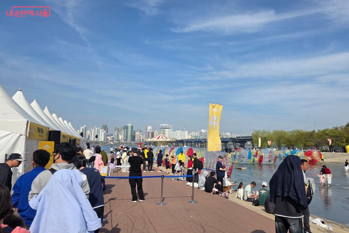여의도 한강공원 물빛광장.  서울스프링페스티벌에서 접할 수 있는 다양한 체험 부스가 보인다. ⓒ김민지