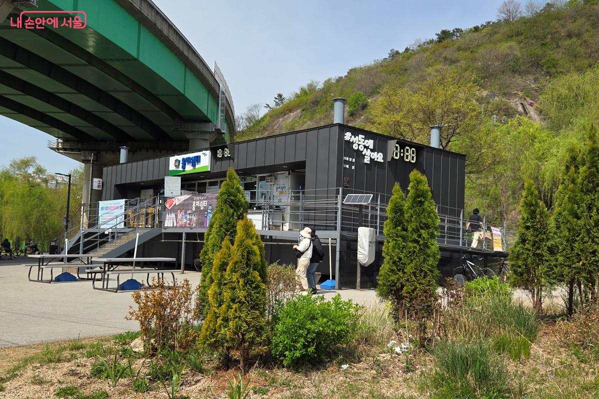 &lsquo;용비쉼터&rsquo;는 산책하거나 자전거를 타는 시민들이 쉬어가는 곳이다. &copy;김미선