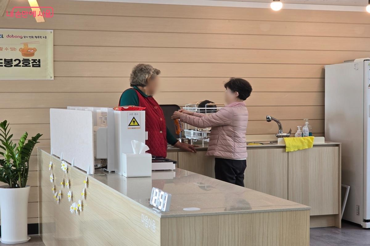 서울마음편의점에서는 공간지기가 이용 방법을 친절하게 알려준다. &copy;강사랑