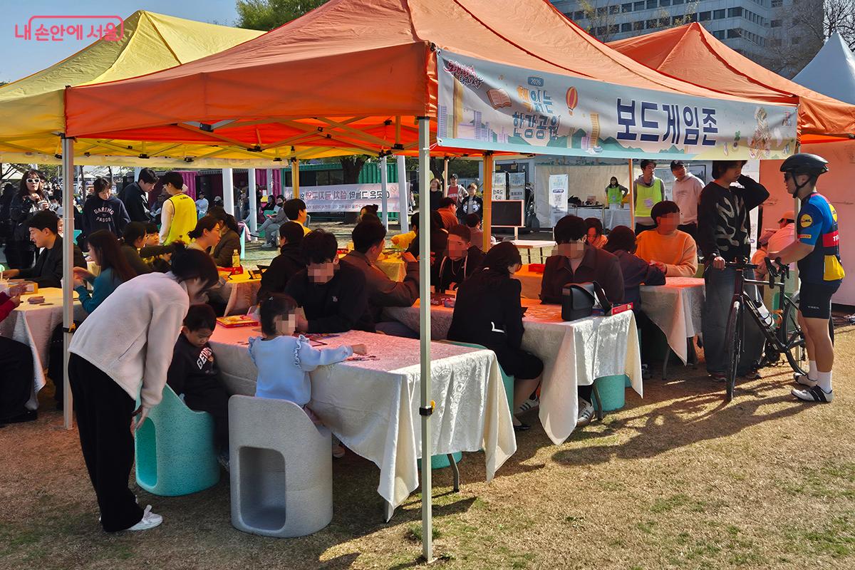 20여 종의 보드게임을 즐기는 가족들의 웃음소리가 멀티플라자를 가득 메웠다. &copy;정향선