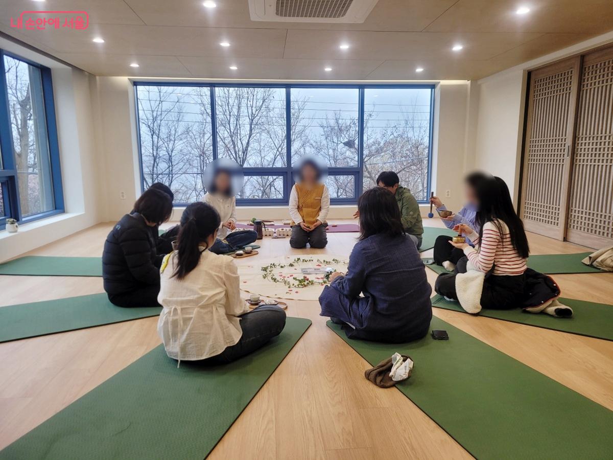  차담과 명상으로 치유 효과는 더욱 확장된다.  &copy;서대문구청