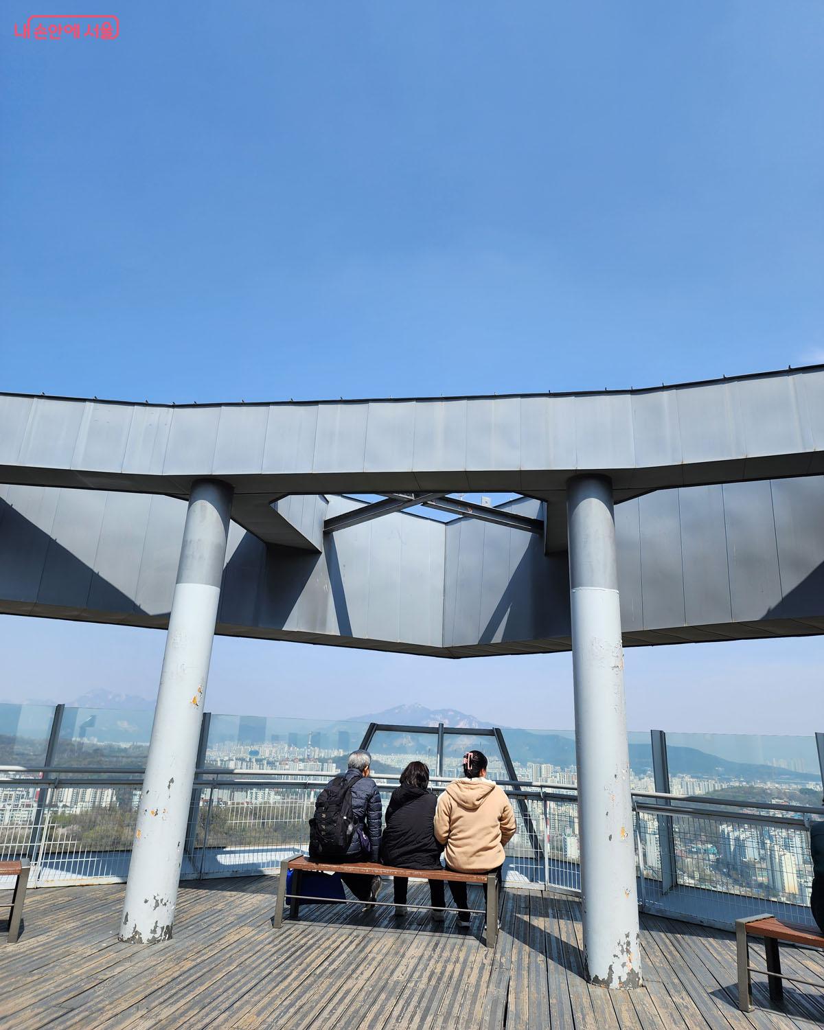 북서울꿈의숲 전망대에 앉아 있는 시민들 모습 &copy;이진숙  