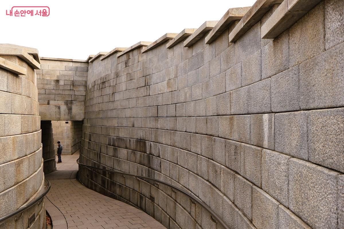 400년의 기다림을 담고 역사 속으로 이어지는 지하 수장고 진입로 &copy;김대진